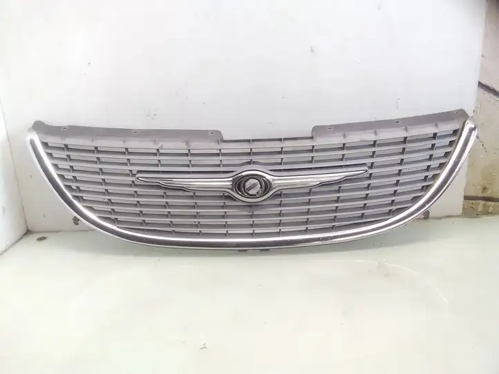 Chrysler Voyager (1996 - 2001) Верхняя решетка радиатора — фото 1