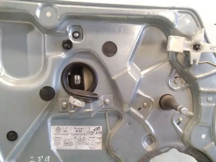 Volkswagen Polo (2005 - 2009) Механический стеклоподъемник задней двери — фото 3