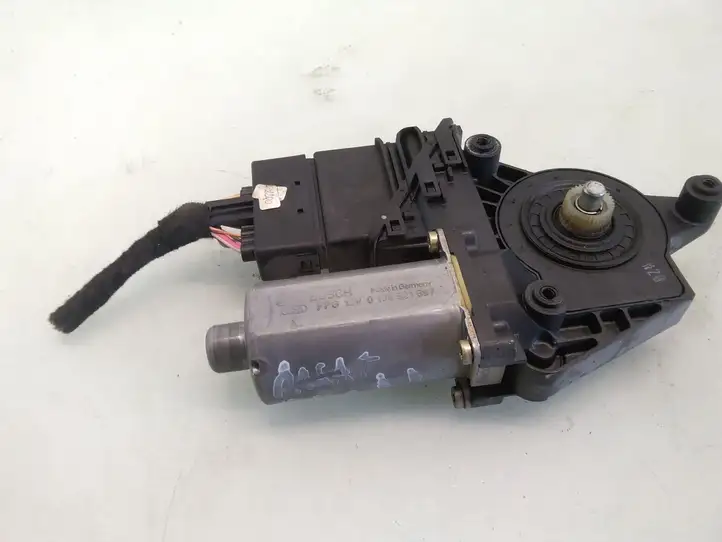 Volkswagen PASSAT B5.5 (2001 - 2005) 0130821697 Стеклоподъемник задней двери — фото 1