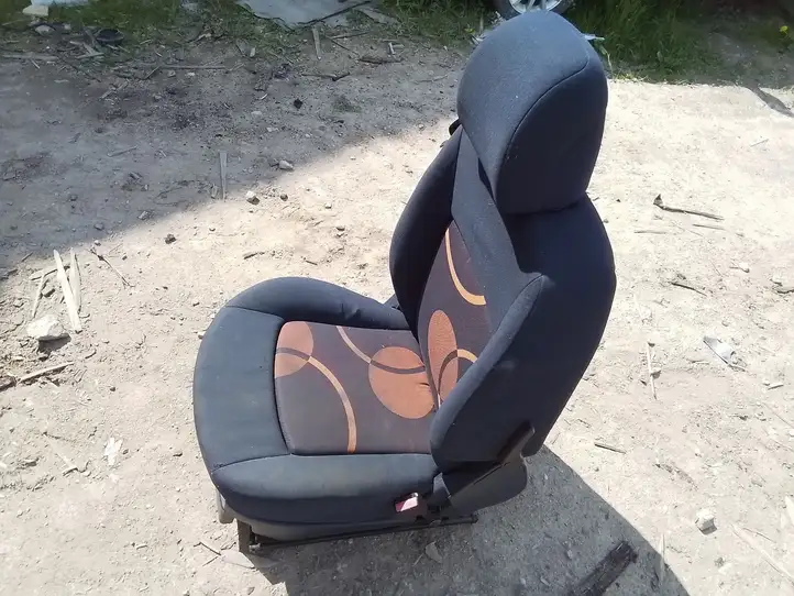 Peugeot 1007 (2005 - 2009) Переднее сиденье пассажира — фото 3