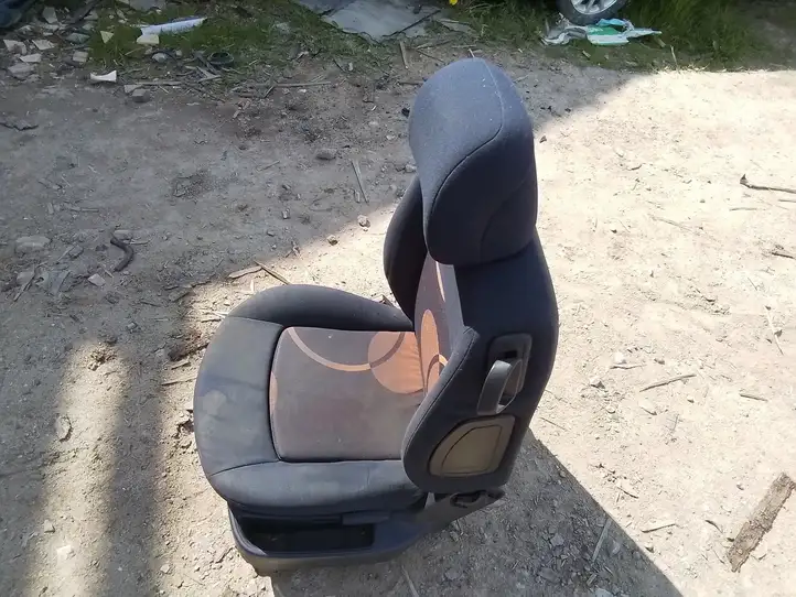 Peugeot 1007 (2005 - 2009) Переднее сиденье водителя — фото 2