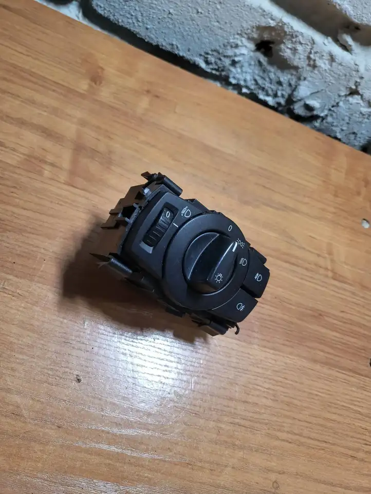BMW 3 E90 E91 (2005 - 2012) 6932794 Включатель фонарей — фото 2