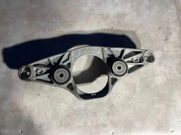 BMW 5 F10 F11 (2009 - 2016) 2284474 Кронштейн переднего редуктора — фото 2