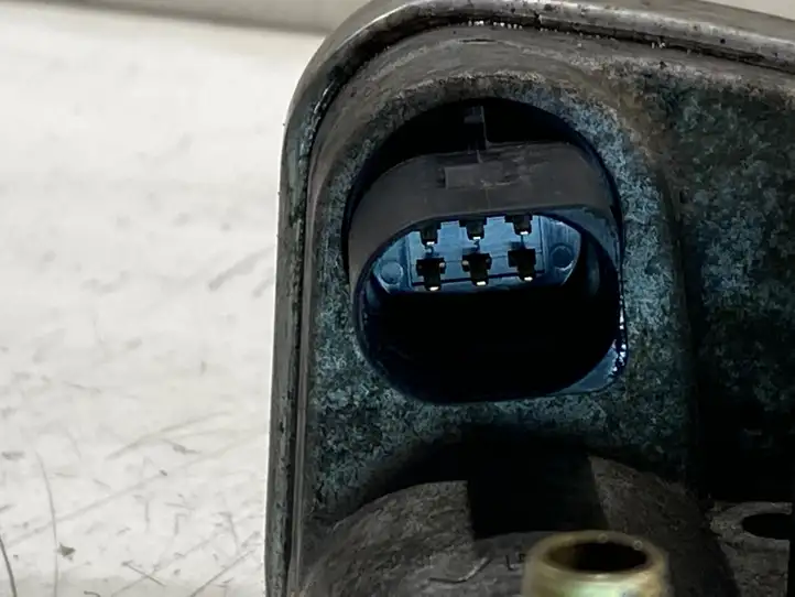 Volkswagen Golf V (2003 - 2009) 06A133062AB Дроссельная заслонка — фото 3