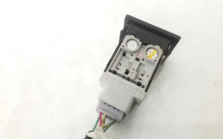 Toyota Avensis T250 (2006 - 2009) 153337 Кнопка обогрева стекла — фото 3