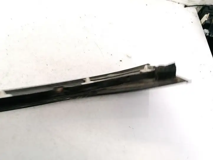Nissan Almera (2000 - 2006) 822904U060 Накладка стекла задней двери — фото 2