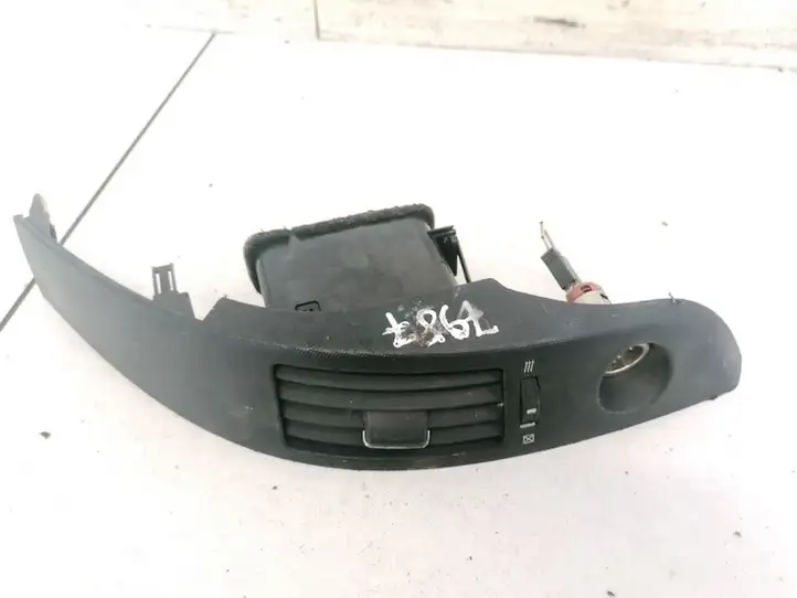 Toyota Corolla Verso AR10 (2004 - 2009) 5568064010 Центральный воздушный дефлектор — фото 1