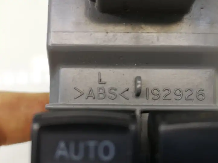 Toyota Yaris (2014 - 2019) 192926 Блок кнопок стеклоподъемников — фото 2