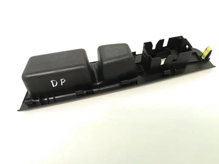 Toyota Yaris (2014 - 2019) 742310D700 Накладка кнопки стеклоподъемника — фото 2