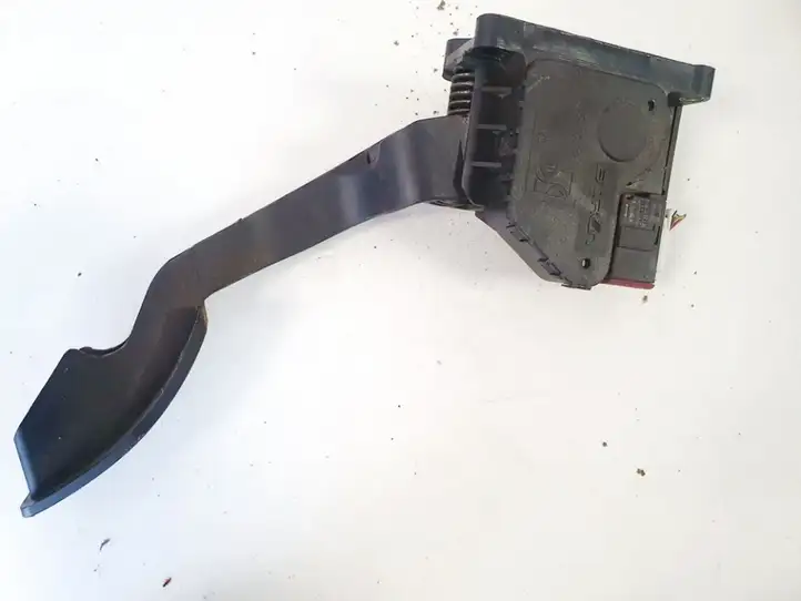 Opel Corsa D (2006 - 2010) 55702020 Педаль акселератора — фото 2