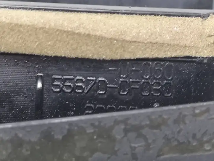 Toyota Verso (2012 - 2015) 5556700F030 Центральный воздушный дефлектор — фото 6