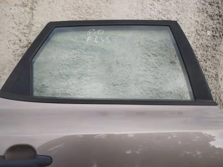 Kia Ceed (2006 - 2010) Накладка стекла задней двери — фото 2