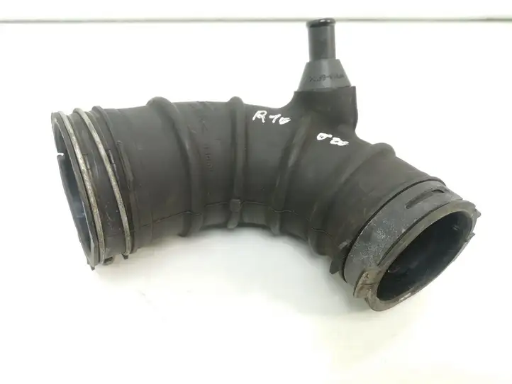 Toyota RAV 4 (XA20) (2000 - 2005) 1788028010 Детали воздухозаборника — фото 1