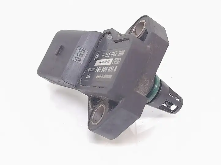 Volkswagen Jetta V (2005 - 2010) 038906051B Датчик температуры впускного воздуха — фото 1