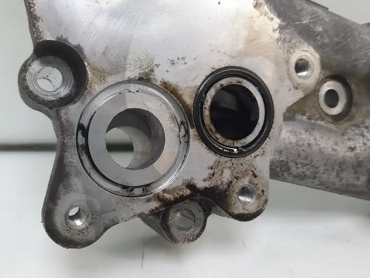 Toyota Avensis T250 (2006 - 2009) 401742 Кронштейн масляного фильтра — фото 13