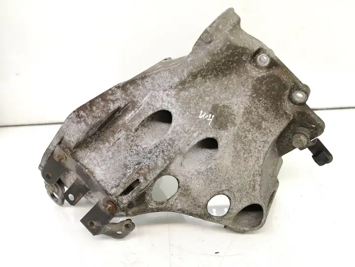 Opel Zafira B (2003 - 2006) 55187918 Кронштейн топливного насоса — фото 2