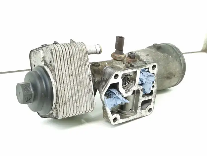 Volkswagen Touran I (2003 - 2010) 045115389E Кронштейн масляного фильтра — фото 1
