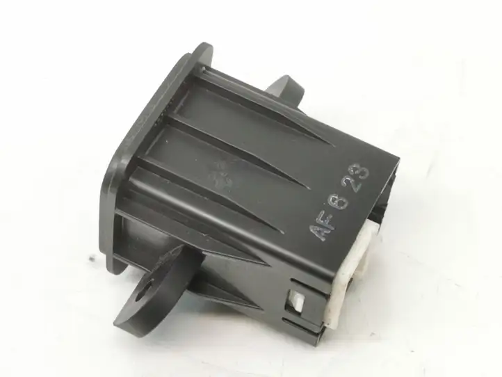 Honda CR-V (2006 - 2009) M08525 Кнопка закрытия крышки багажника — фото 3