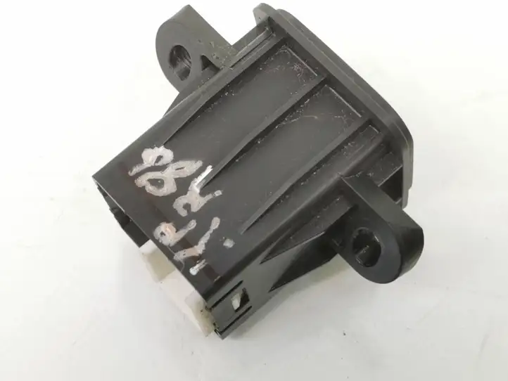 Honda CR-V (2006 - 2009) M08525 Кнопка закрытия крышки багажника — фото 6