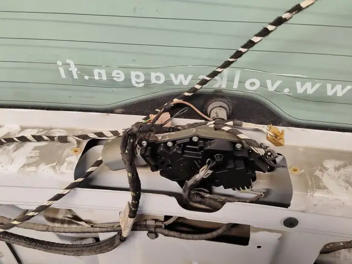 Volkswagen Caddy (2010 - 2015) Крышка багажника — фото 4