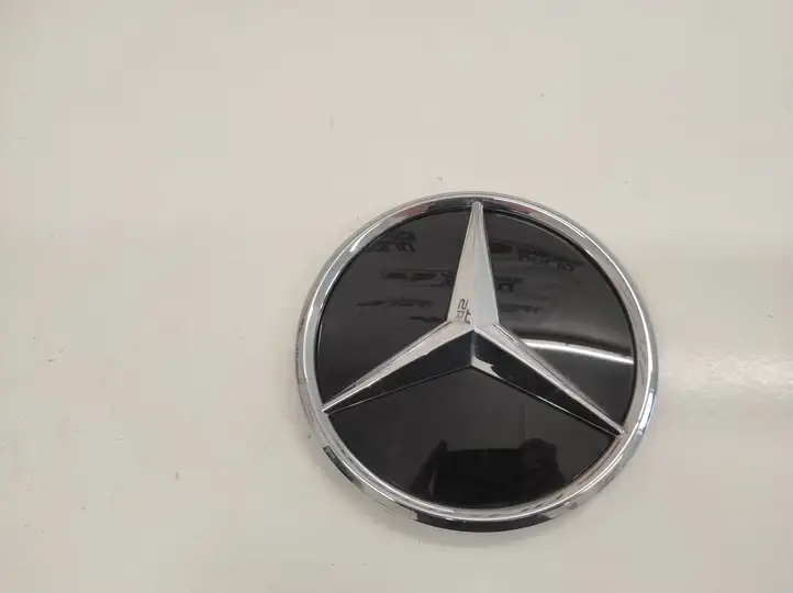 Mercedes-Benz B-class W246 (2014 - 2018) A0008881000 Эмблема автомобиля — фото 1