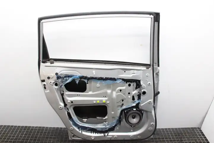 Toyota Corolla Verso E121 (2004 - 2007) Задняя дверь — фото 2