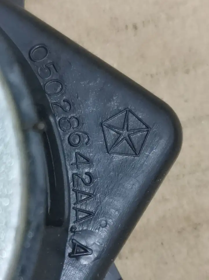 Chrysler Voyager (2004 - 2007)  04685950AC Громкоговоритель в панели