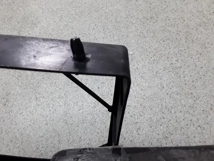 BMW    DE235002 Кронштейны радиатора