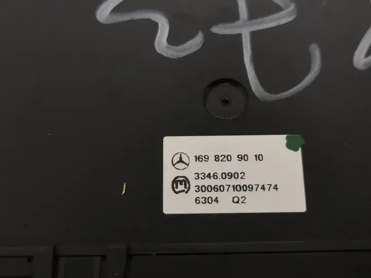 Mercedes-Benz B-class W245 (2005 - 2008) 1698209010 Кнопка парктроника — фото 2