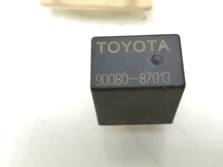 Toyota Avensis T250 (2006 - 2009) 8264105030A Блок предохранителей — фото 13