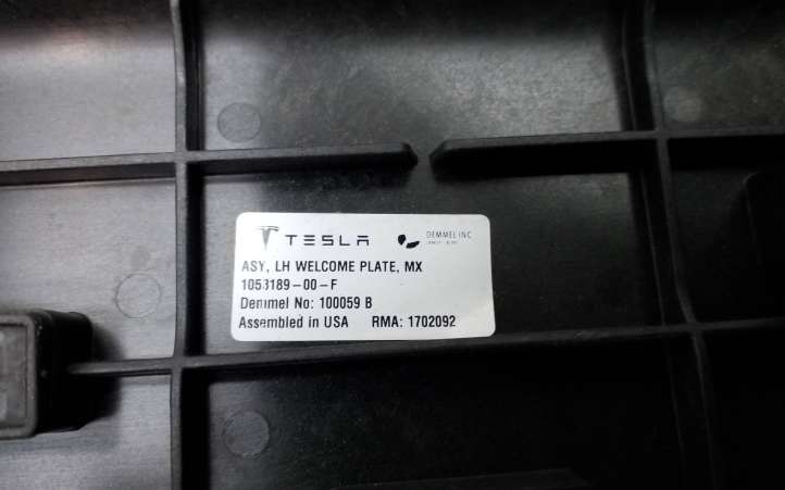 Tesla Model X (2015 - 2021)  105318900F Отделка переднего порога (внешняя)
