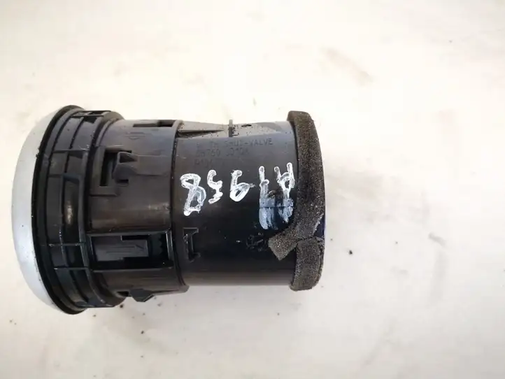 Nissan Qashqai (2006 - 2010) 68760jd10a Центральный воздушный дефлектор — фото 2