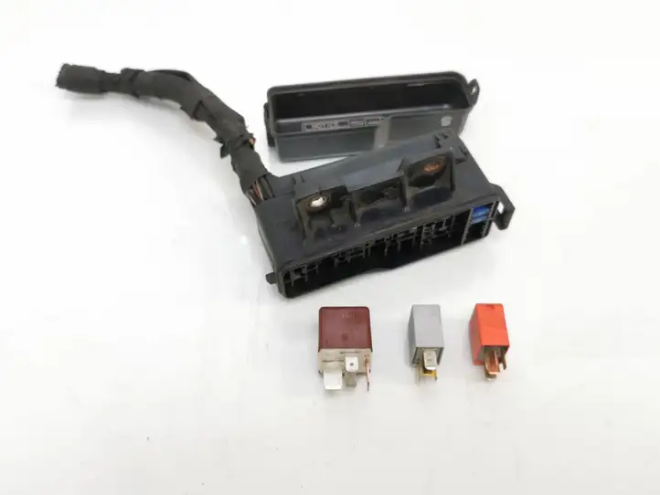 Toyota Avensis T250 (2006 - 2009) 9098702016 Блок монтирования реле — фото 1