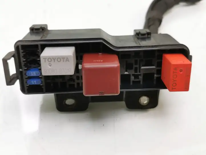 Toyota Avensis T250 (2006 - 2009) 9098702016 Блок монтирования реле — фото 9
