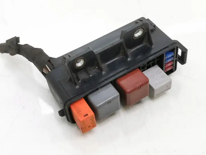 Toyota Avensis T250 (2006 - 2009) 9098702016 Блок монтирования реле — фото 2