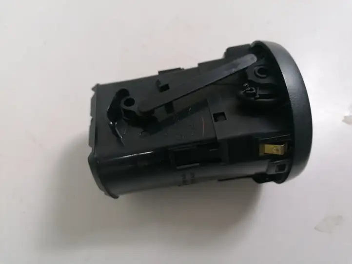 Seat Altea XL (2004 - 2015) 5P0819203 Боковой воздушный дефлектор — фото 2
