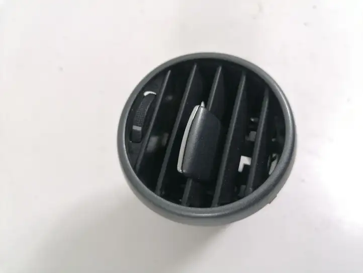 Seat Altea XL (2004 - 2015) 5P0819203 Боковой воздушный дефлектор — фото 1