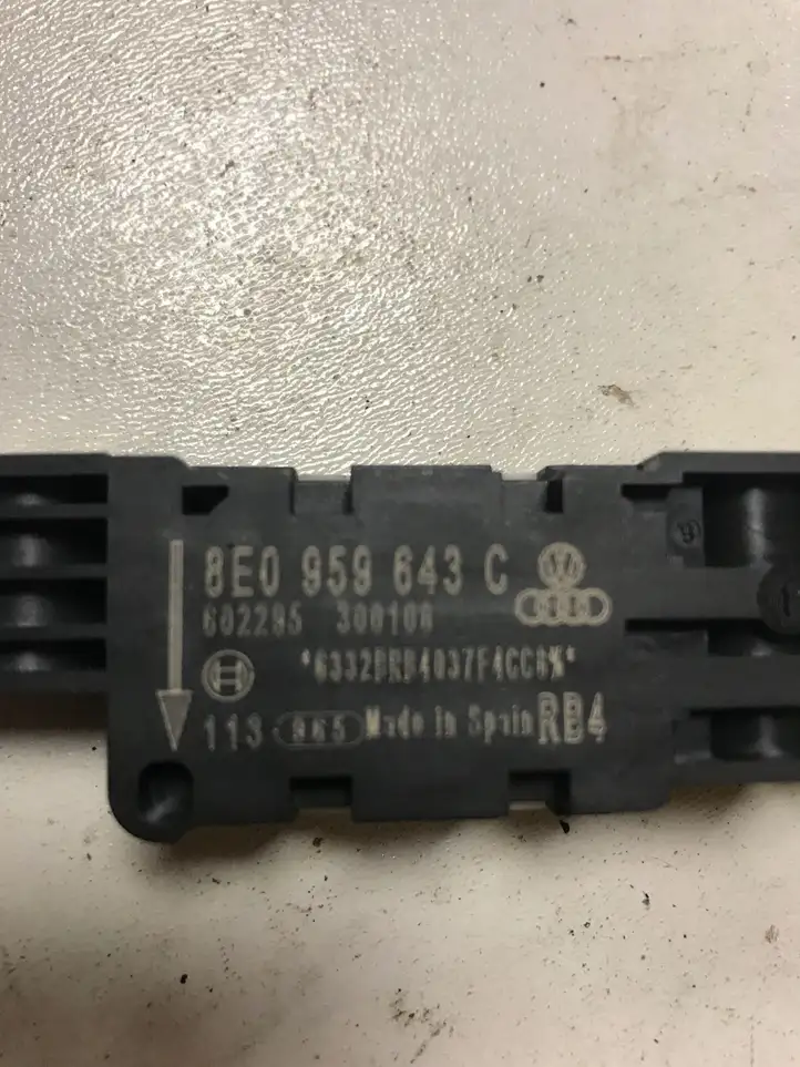 Audi A4 S4 B7 8E 8H (2004 - 2009) 8E0959643C Датчик удара SRS — фото 2