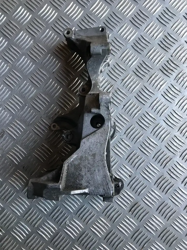 Audi A4 S4 B7 8E 8H (2004 - 2009) 03G903143D Кронштейн генератора — фото 3