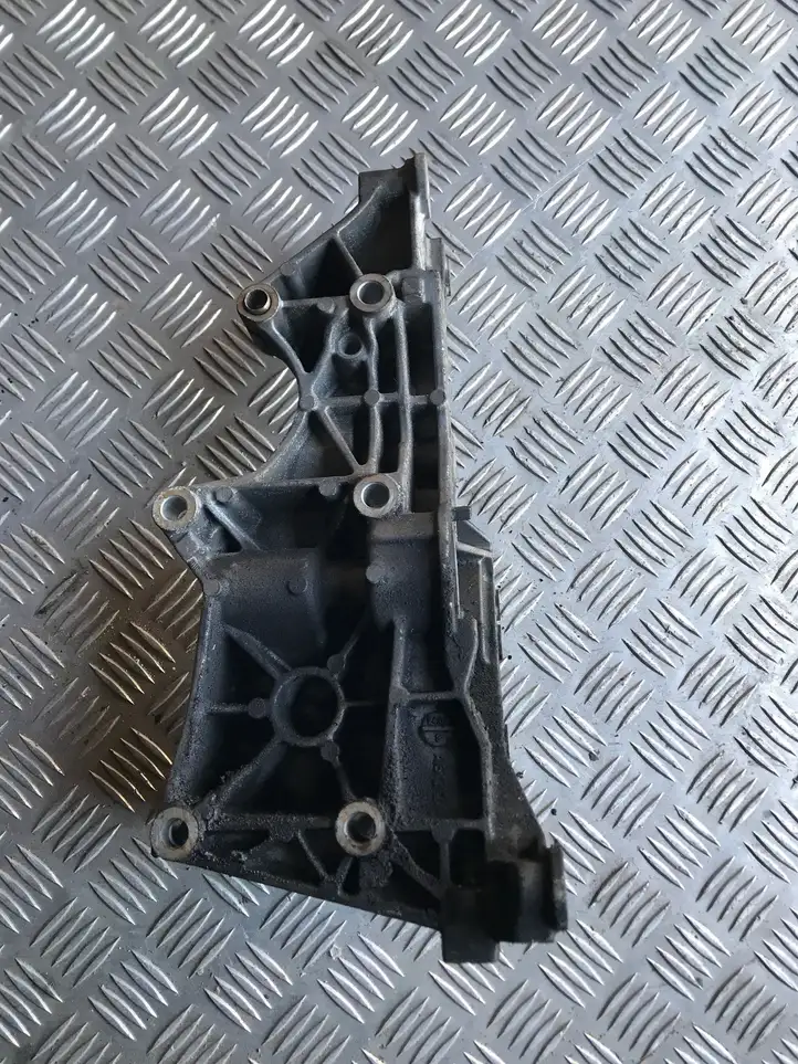 Audi A4 S4 B7 8E 8H (2004 - 2009) 03G903143D Кронштейн генератора — фото 4