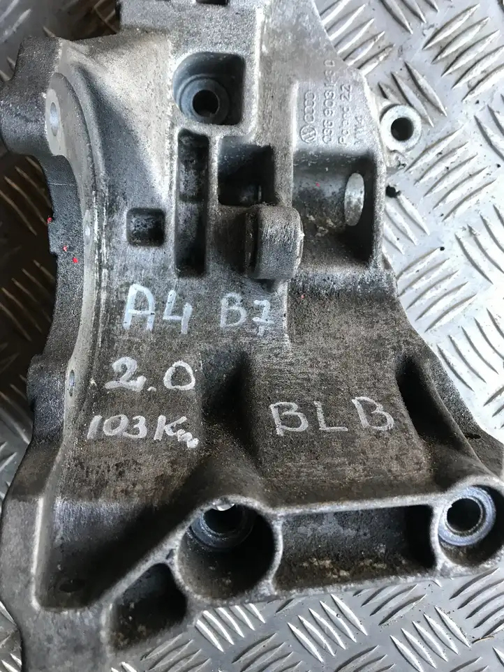 Audi A4 S4 B7 8E 8H (2004 - 2009) 03G903143D Кронштейн генератора — фото 6