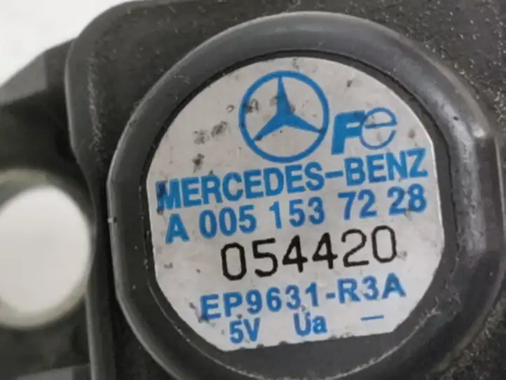 Mercedes-Benz E W211 (2002 - 2009) A0051537228 Датчик давления воздуха впуска — фото 5