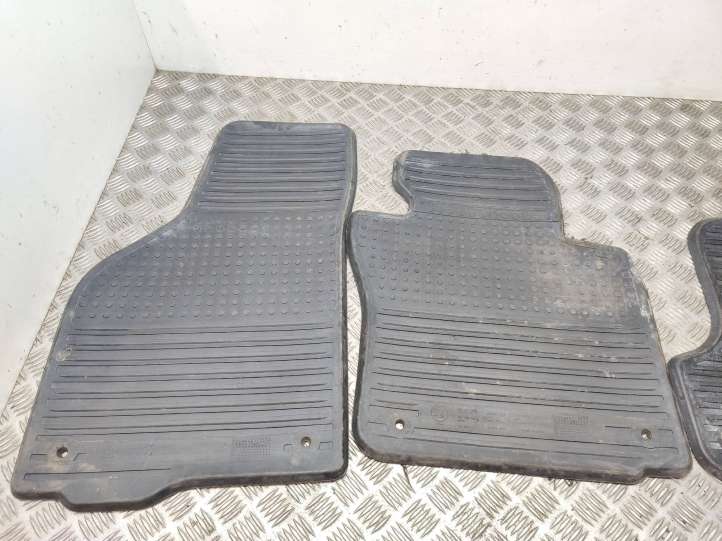 Skoda Octavia Mk2 (1Z) (2004 - 2013)  1Z1862436 Комплект автомобильного коврика