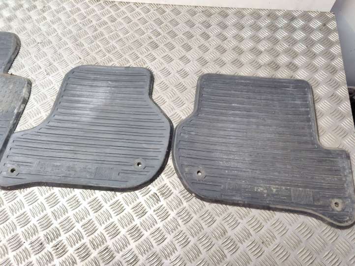 Skoda Octavia Mk2 (1Z) (2004 - 2013)  1Z1862436 Комплект автомобильного коврика