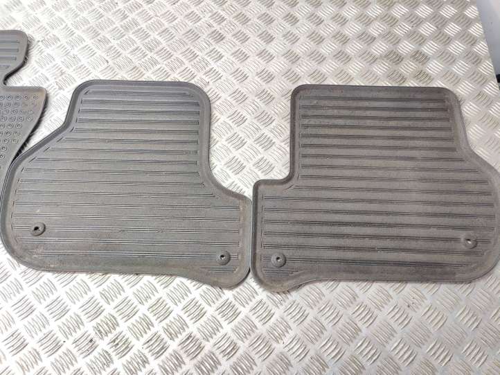 Skoda Octavia Mk2 (1Z) (2004 - 2013)  1Z1862436 Комплект автомобильного коврика