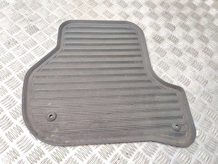 Skoda Octavia Mk2 (1Z) (2004 - 2013)  1Z1862436 Комплект автомобильного коврика