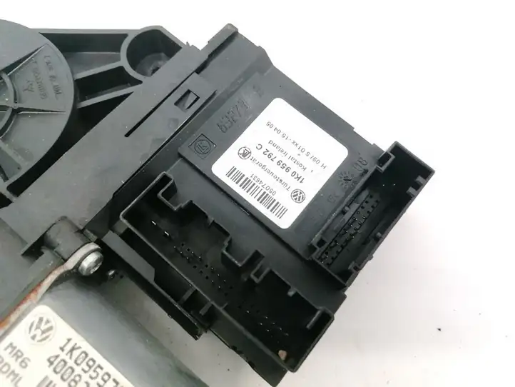 Volkswagen Golf V (2003 - 2009) 1K0959792C Мотор стеклоподъемника передний — фото 3