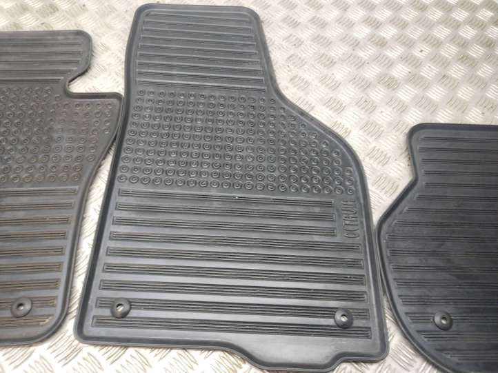 Skoda Octavia Mk2 (1Z) (2004 - 2013)  1Z1862451 Комплект автомобильного коврика