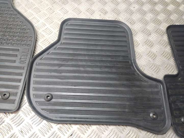 Skoda Octavia Mk2 (1Z) (2004 - 2013)  1Z1862451 Комплект автомобильного коврика