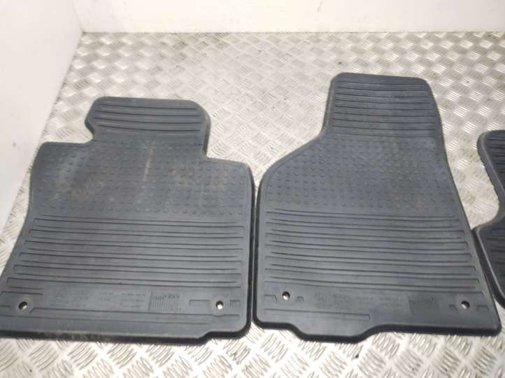 Skoda Octavia Mk2 (1Z) (2004 - 2013)  1Z1862451 Комплект автомобильного коврика
